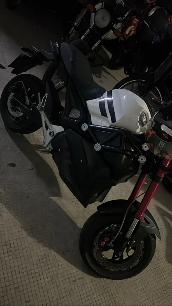 Moto eletrônica esportiva 