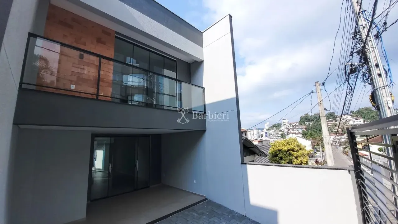 Sobrado com 3 quartos sendo 1 suíte no bairro Água Verde em Blumenau/ SC