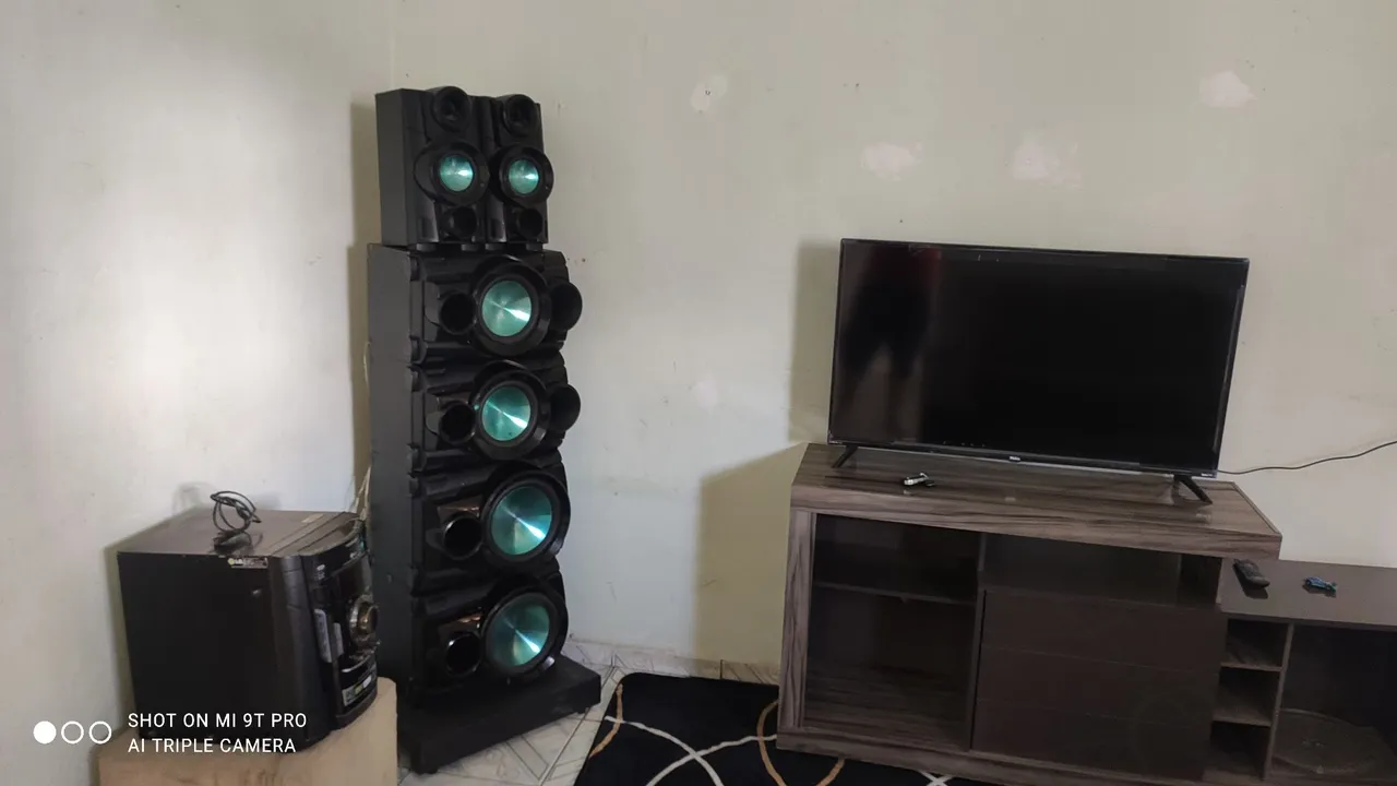 Som lg gigante treme tudo barato pra sair logo