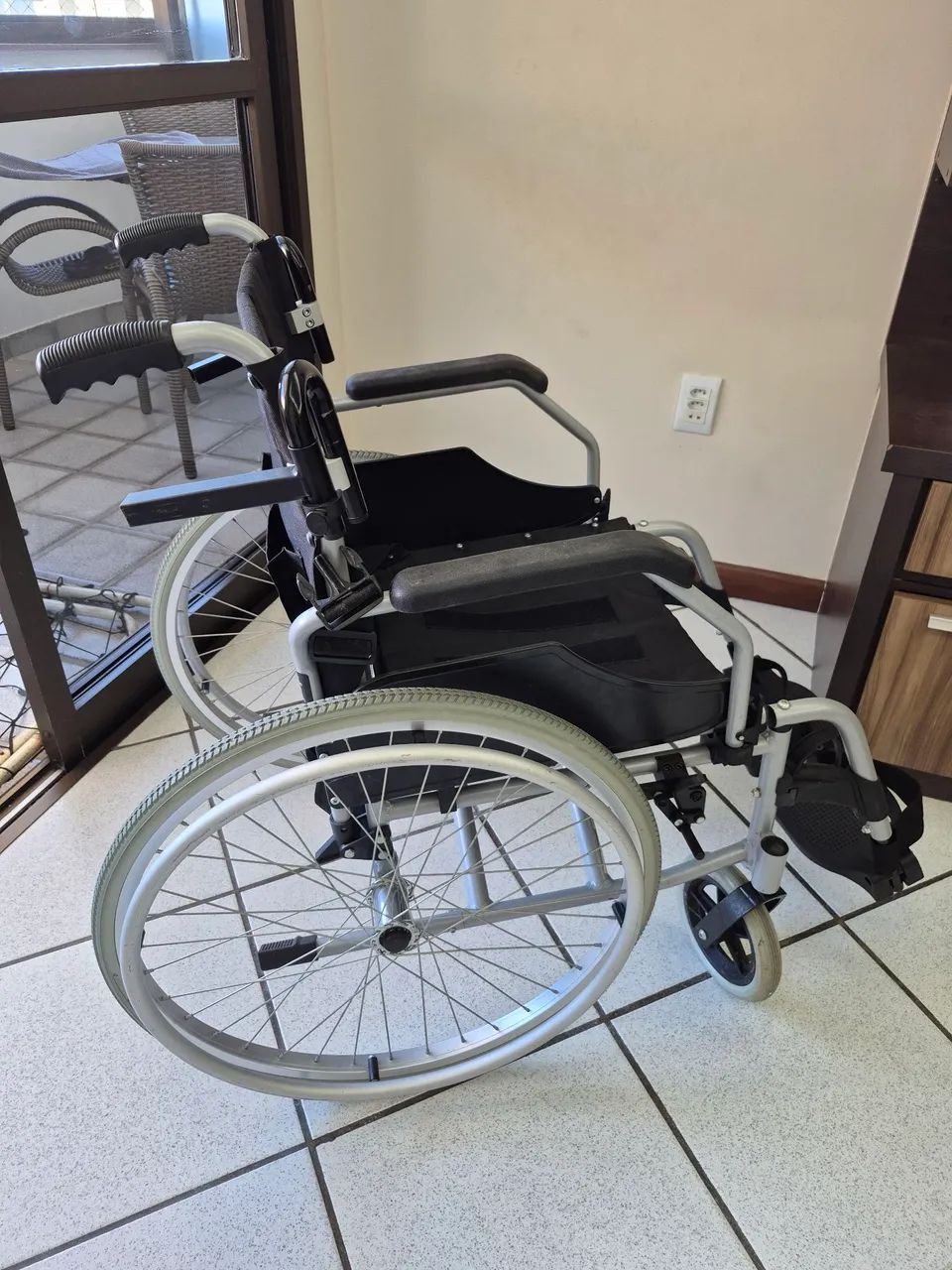 Cadeira de Rodas em Alumínio Dobrável com Acessórios - Foto 4