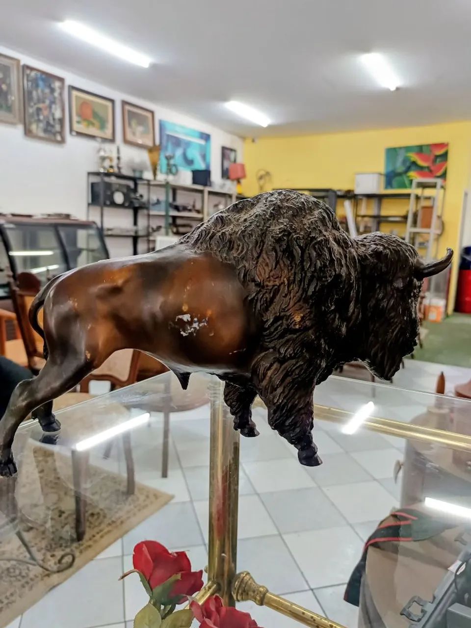Linda Estatueta de um Búfalo em Plástico 