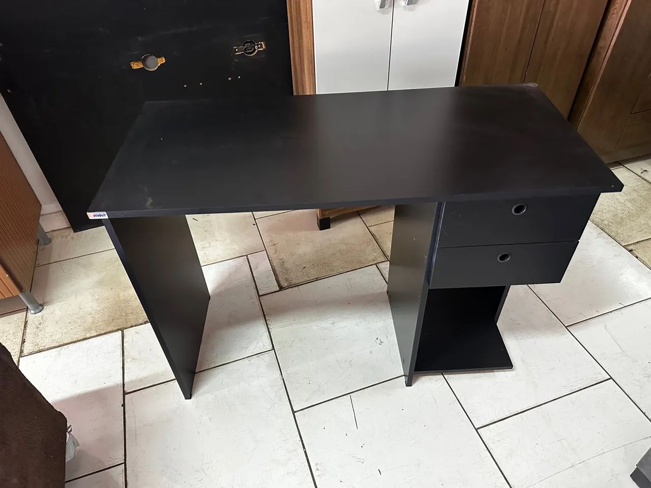 Escrivaninha preta compacta com gavetas - Ideal para estudo ou trabalho - Foto 2