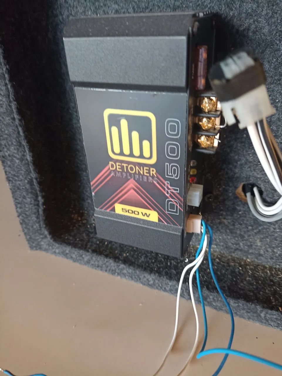 Módulo Detoner 500watts na caixa traseira 
