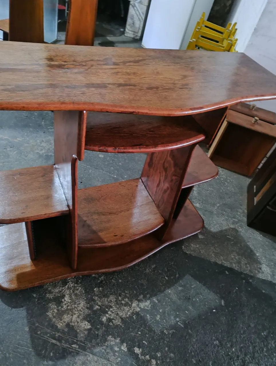 F & C móveis usados:Rack de madeira com design moderno