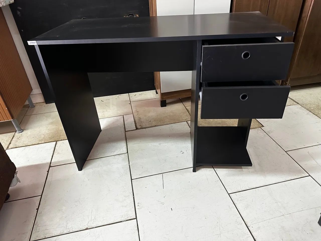 Escrivaninha preta compacta com gavetas - Ideal para estudo ou trabalho - Foto 5