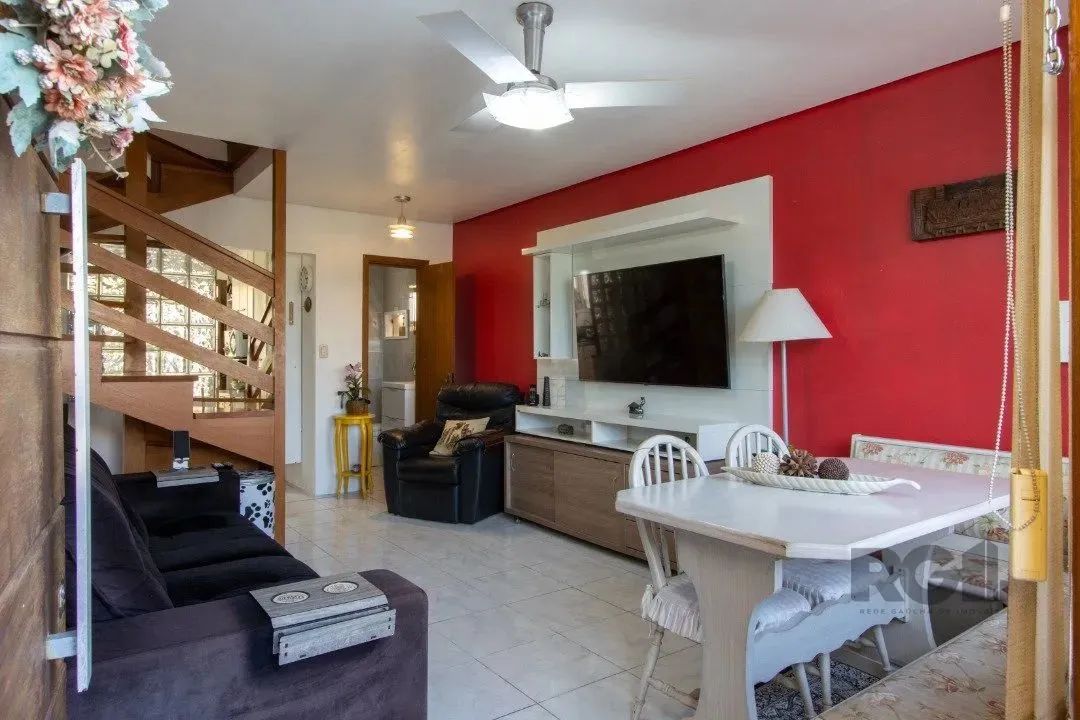 Belo sobrado com 3 pavimentos. No térreo possui amplo living para 2 ambientes, lavabo, coz