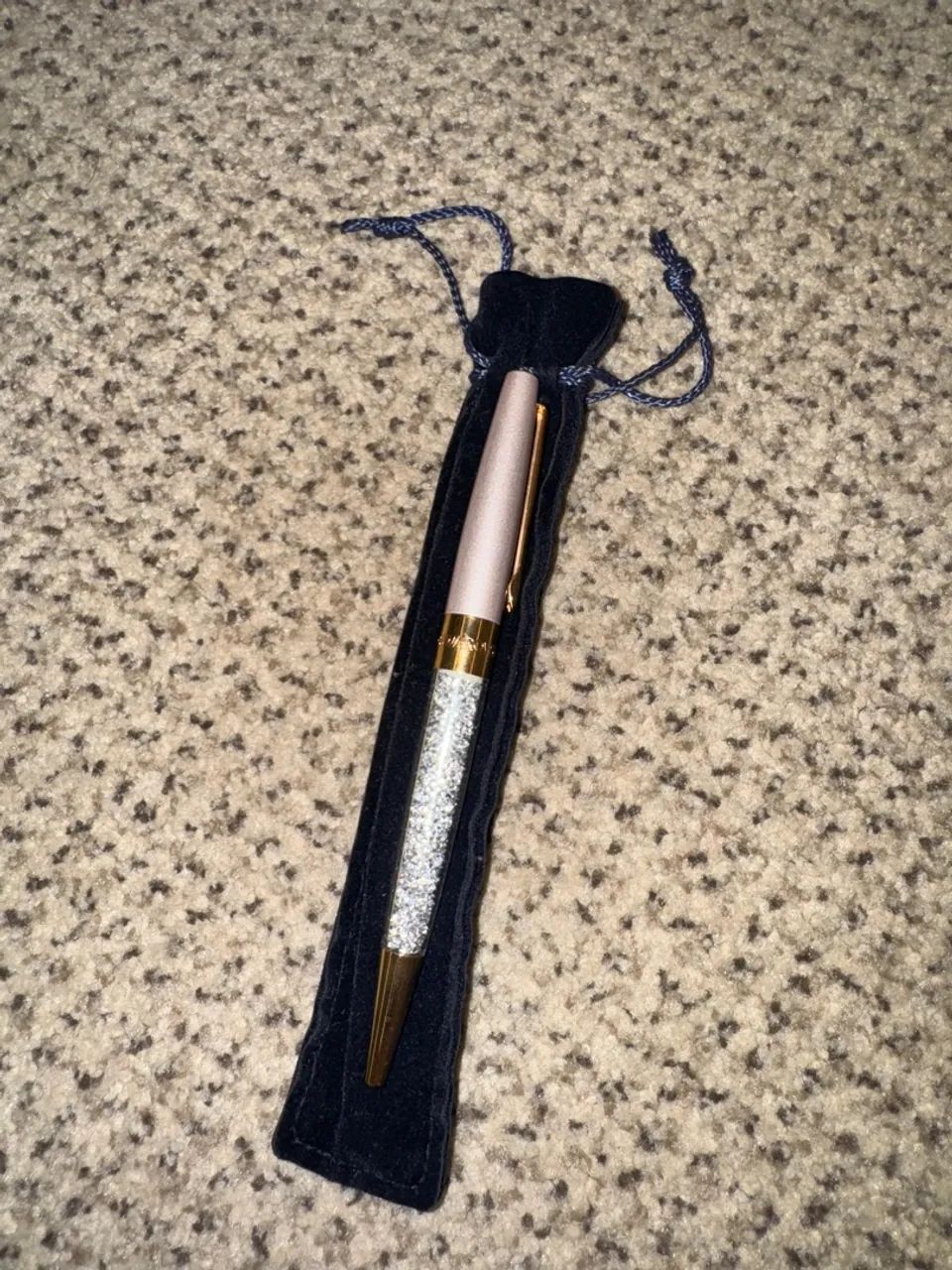 Caneta de luxo com detalhes em cristal