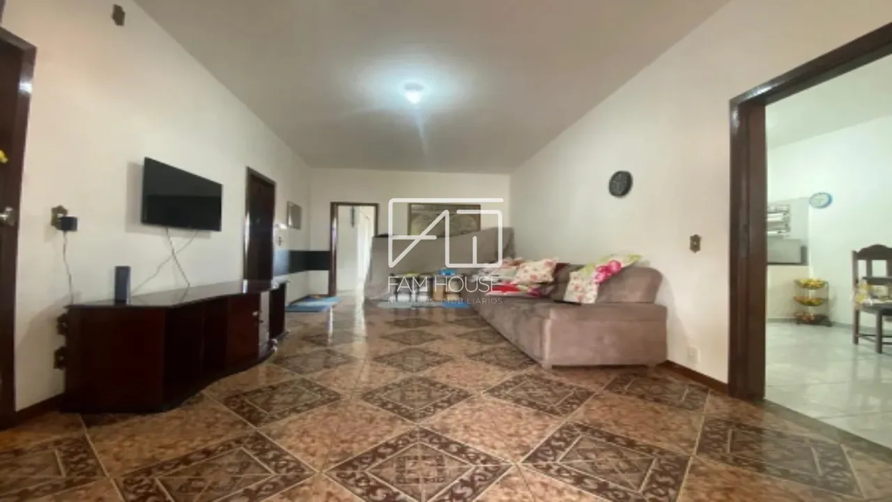 Casa com 06 quartos a venda bairro Araguaia.