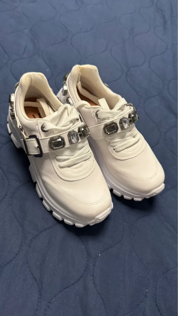 Tênis Branco com Detalhes em Pedraria