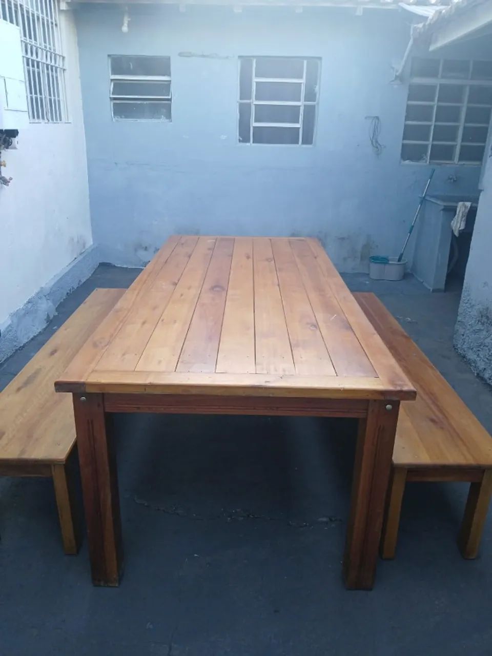 Mesa Rústica de Madeira Maciça 2,20m + 2 Bancos - Excelente Estado - Foto 2