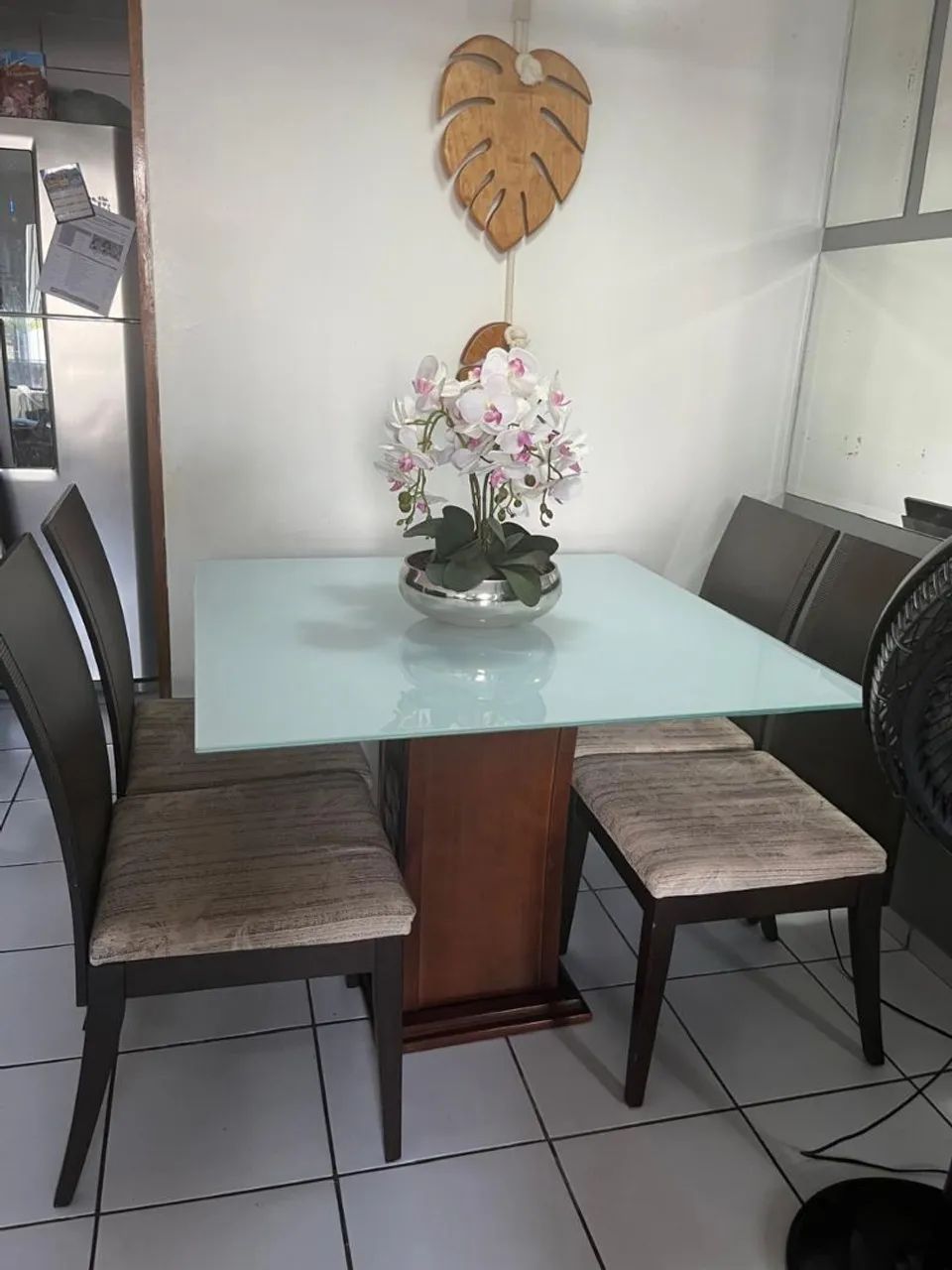 Mesa de Jantar em vidro com base em madeira