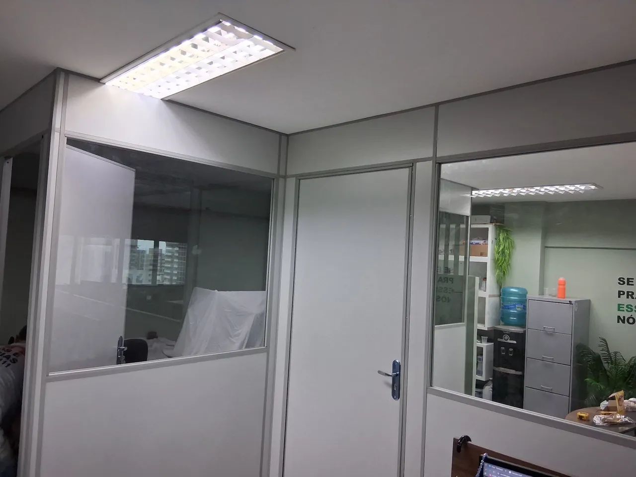 fornecimento e montagens de forro pvc e divisórias eucatex e Remanejamentos - Foto 4