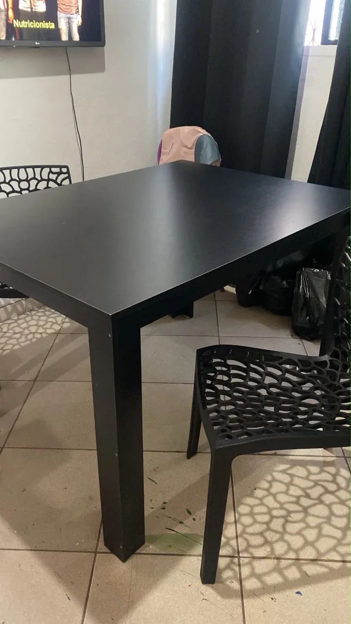 Mesa com duas cadeiras 
