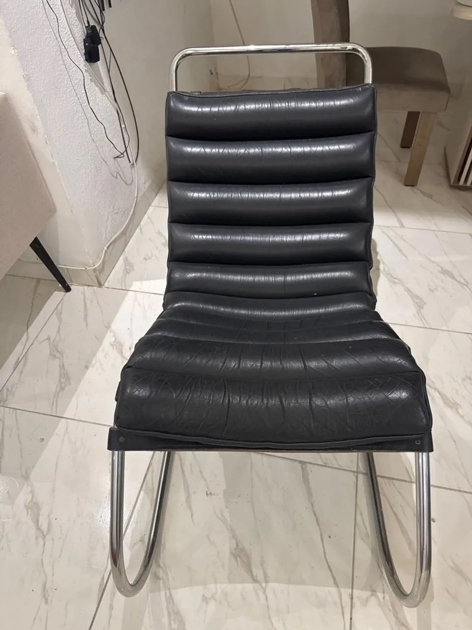 Cadeira de couro elegante  - Foto 3