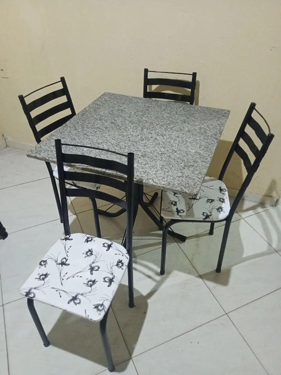 mesa de mármore com as 4 cadeiras faço entrega imediata e acerta cartão  - Foto 2