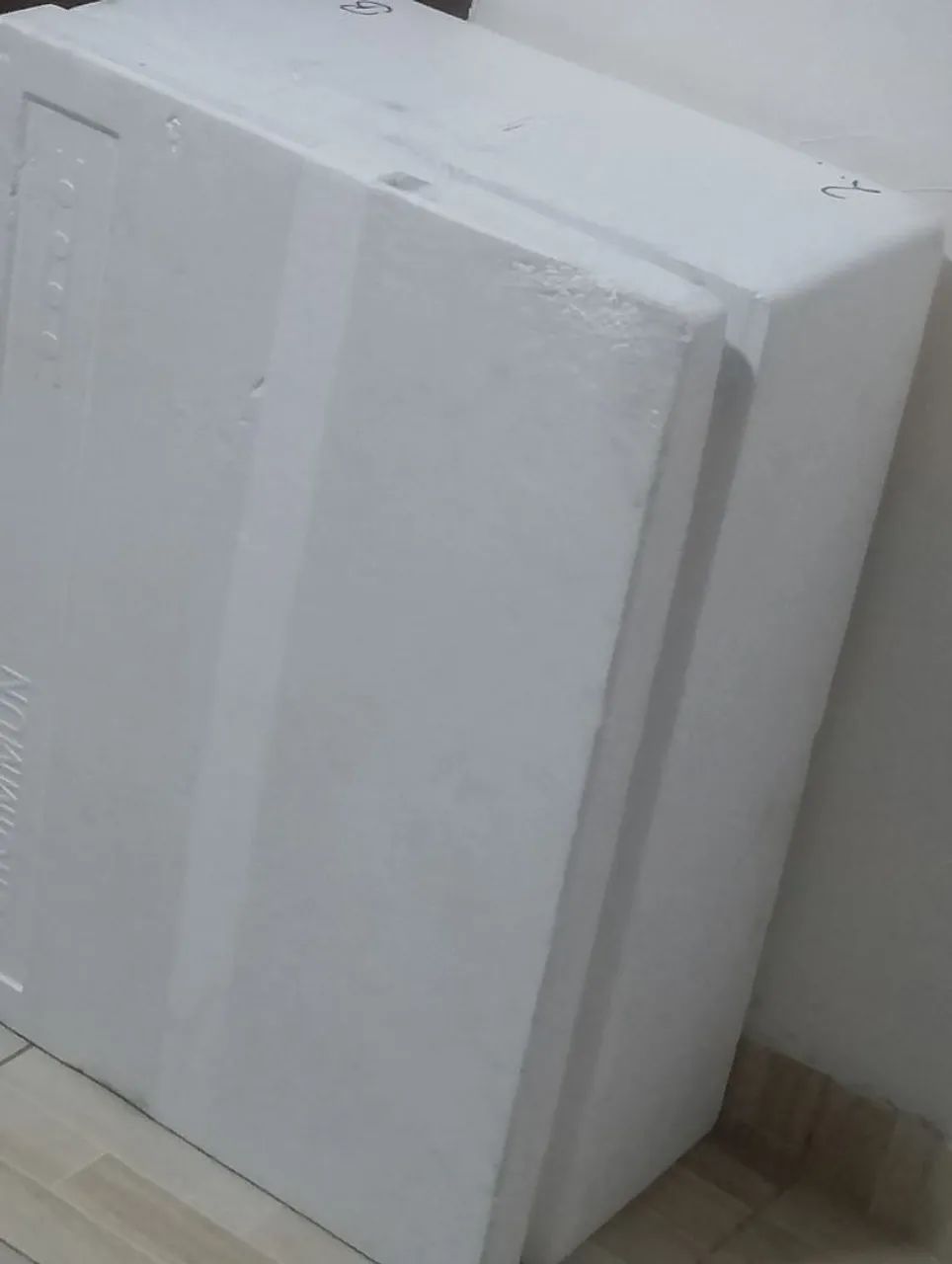 Caixa de isopor parede dupla 