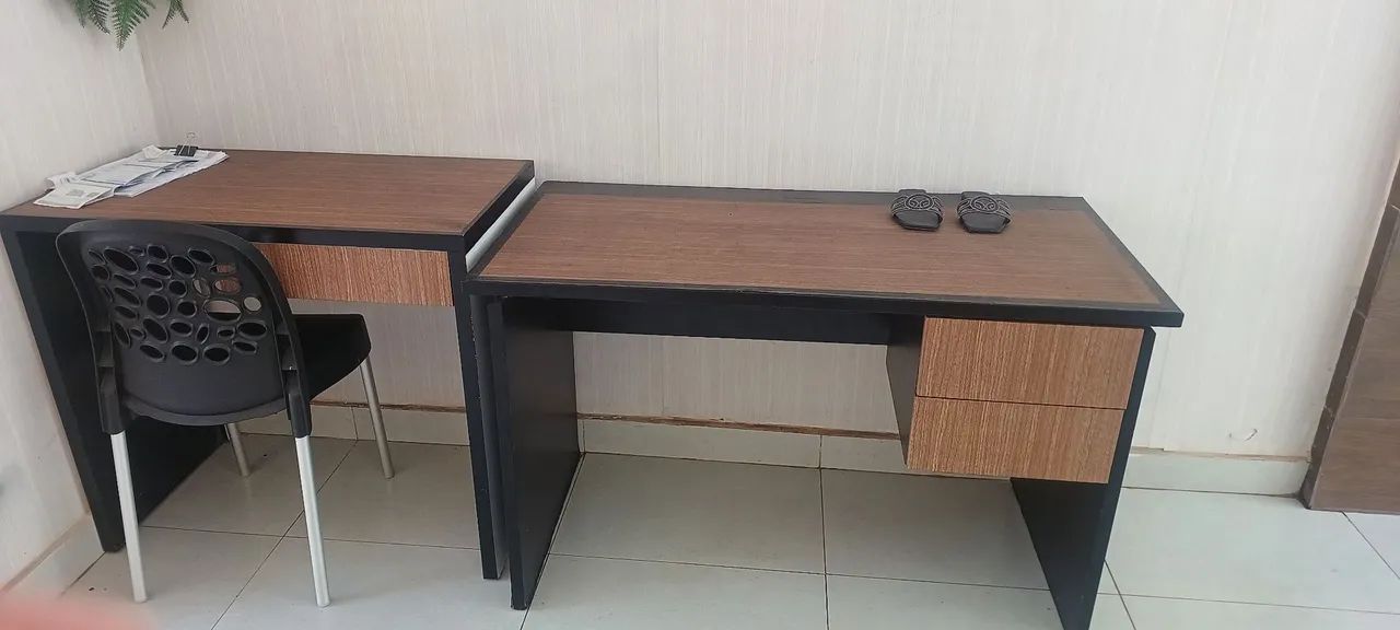 Uma escrivania e uma mesa escritório e uma cadeira *.  - Foto 2