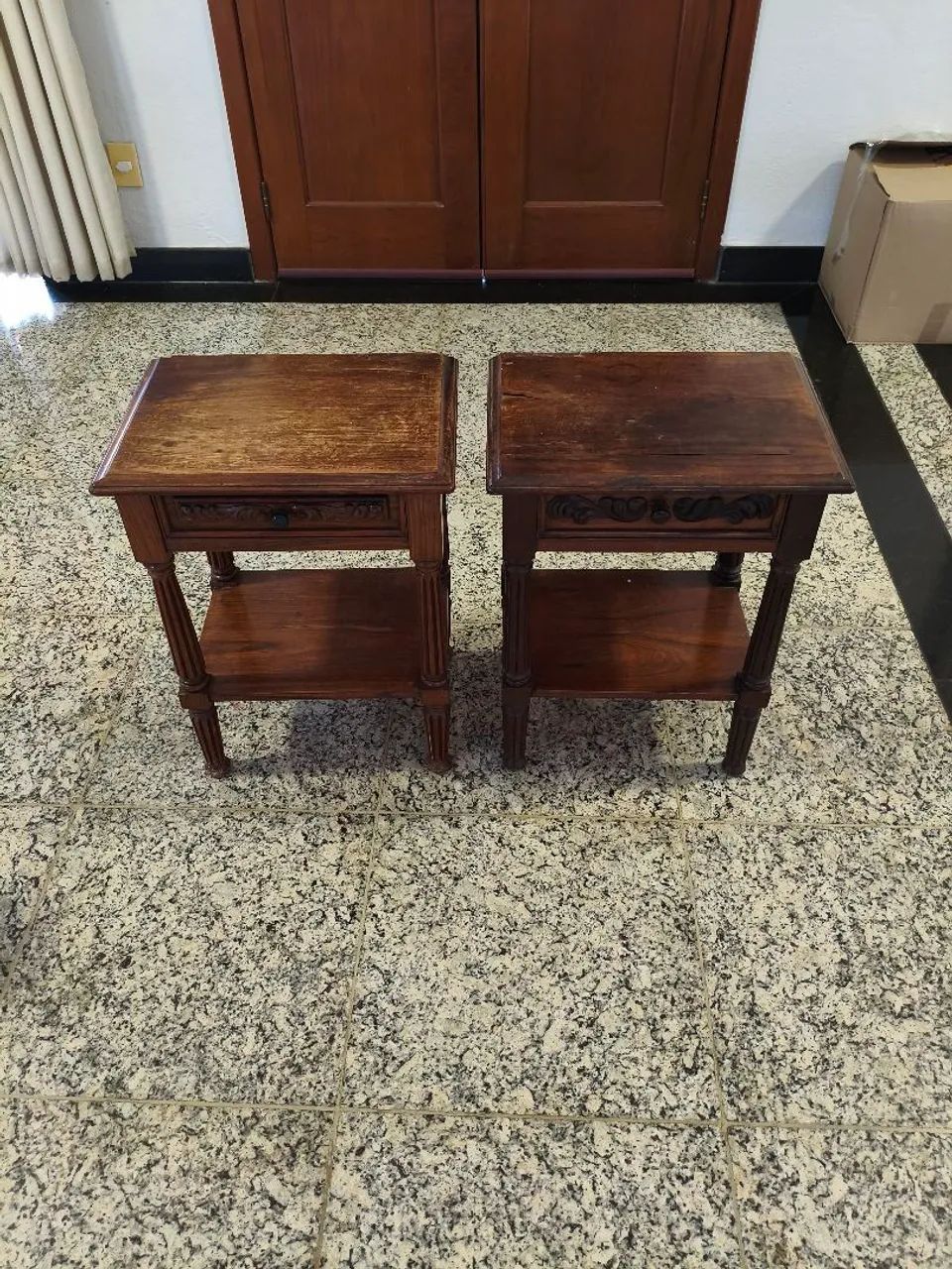Par de mesas de cabeceira em madeira com gaveta - estilo clássico - Foto 4
