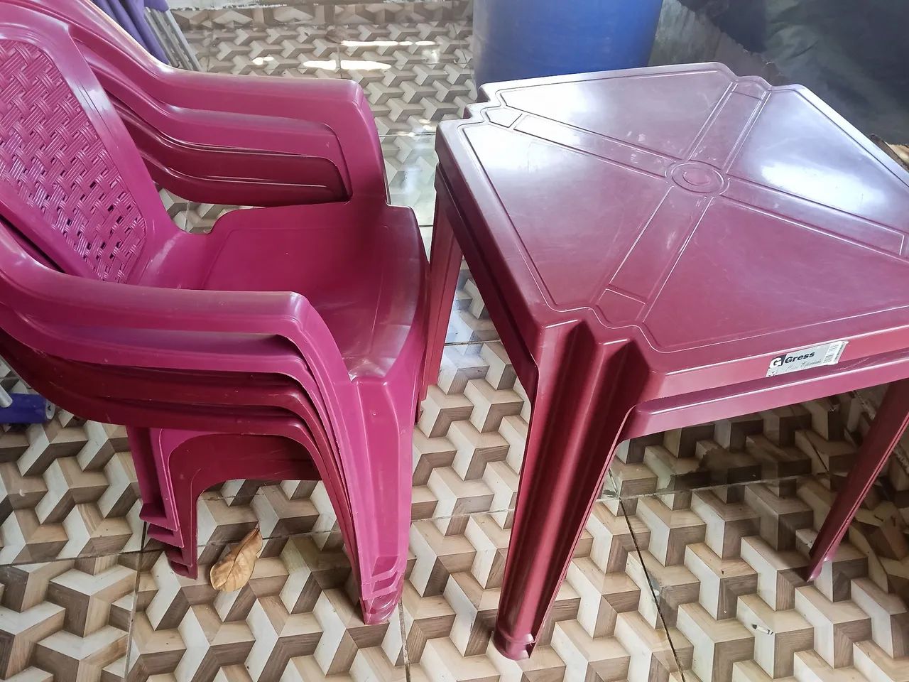 Jogo de mesa e cadeiras 