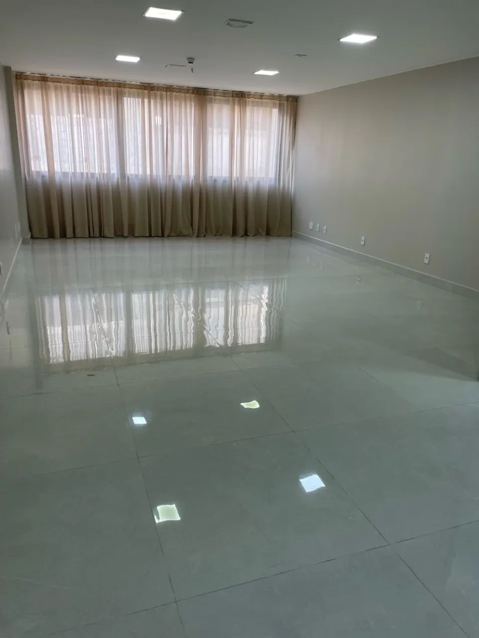 Sala ampla, toda reforma excelente localização 