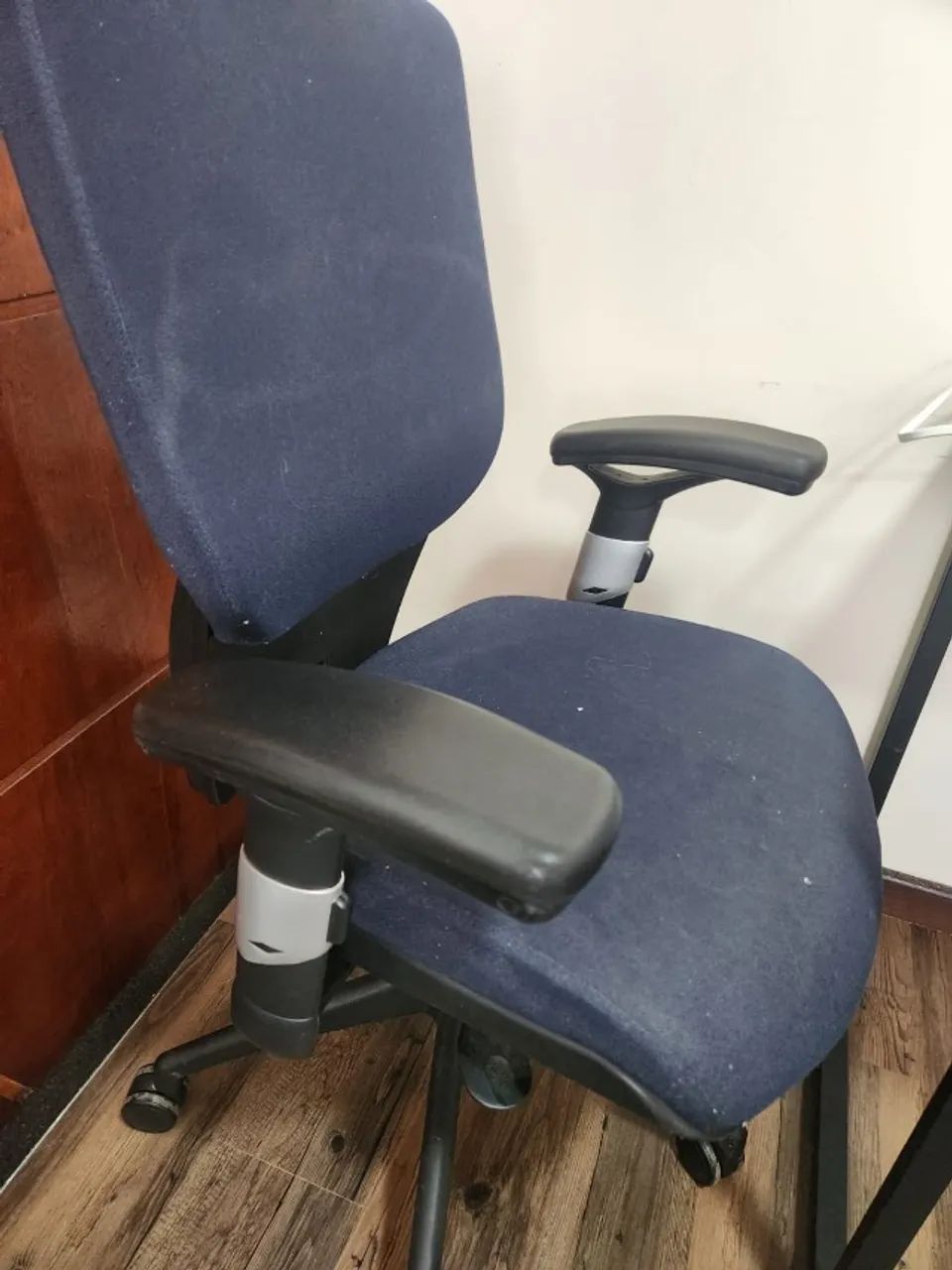 Cadeira de Escritório Giratória com Regulagem de Altura - Foto 2