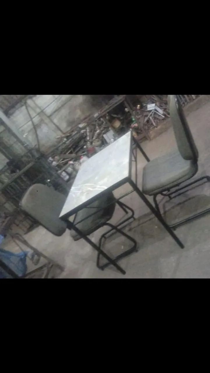Mesa forte com 2 cadeiras Otima - Foto 2