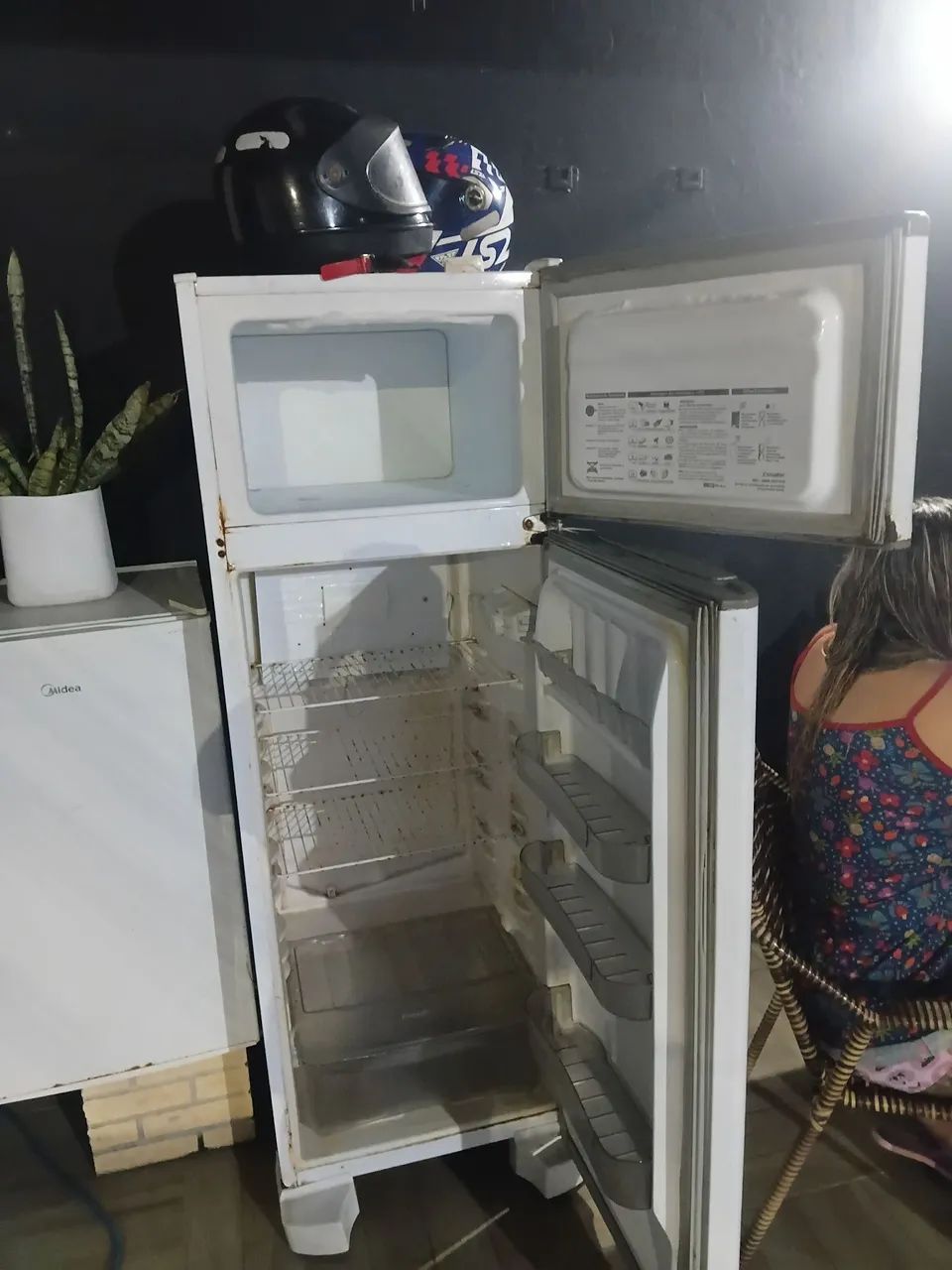 Vendo geladeira em perfeitas condições funcionando bem 