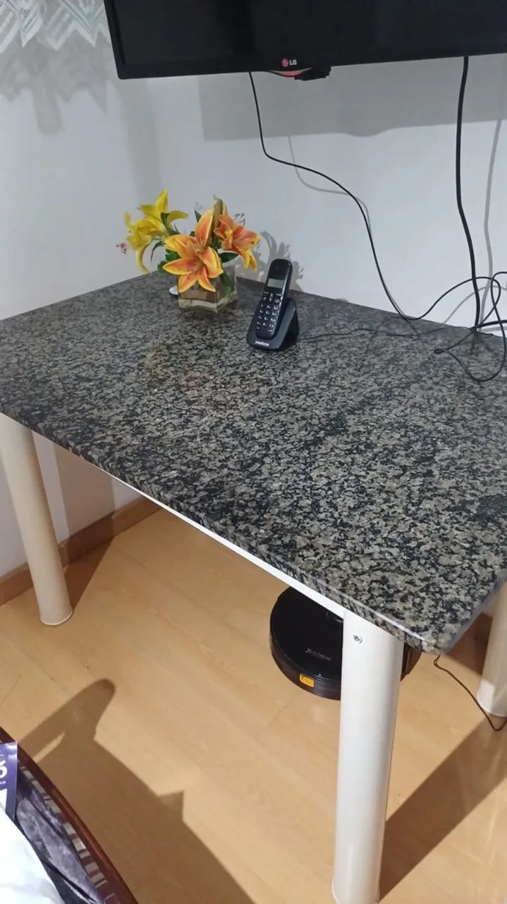 Mesa de granito (sem cadeiras) 