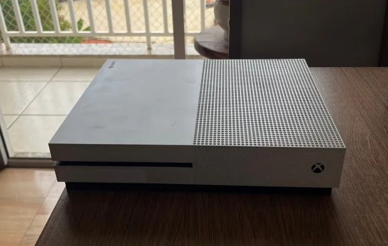 Xbox One S (1TB) + Controle