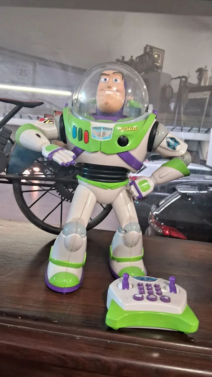 Boneco interativo U-Command Buzz Lightyear com controle remoto, - Foto 4