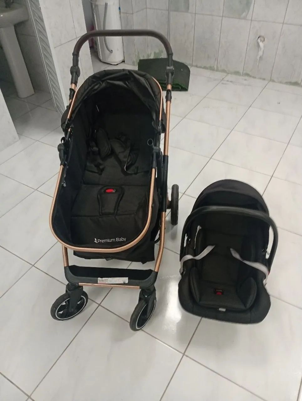 Vendo carinho de bebê semi novo, com Moisés, cadeirinha , bebê conforto e suporte do bebê 