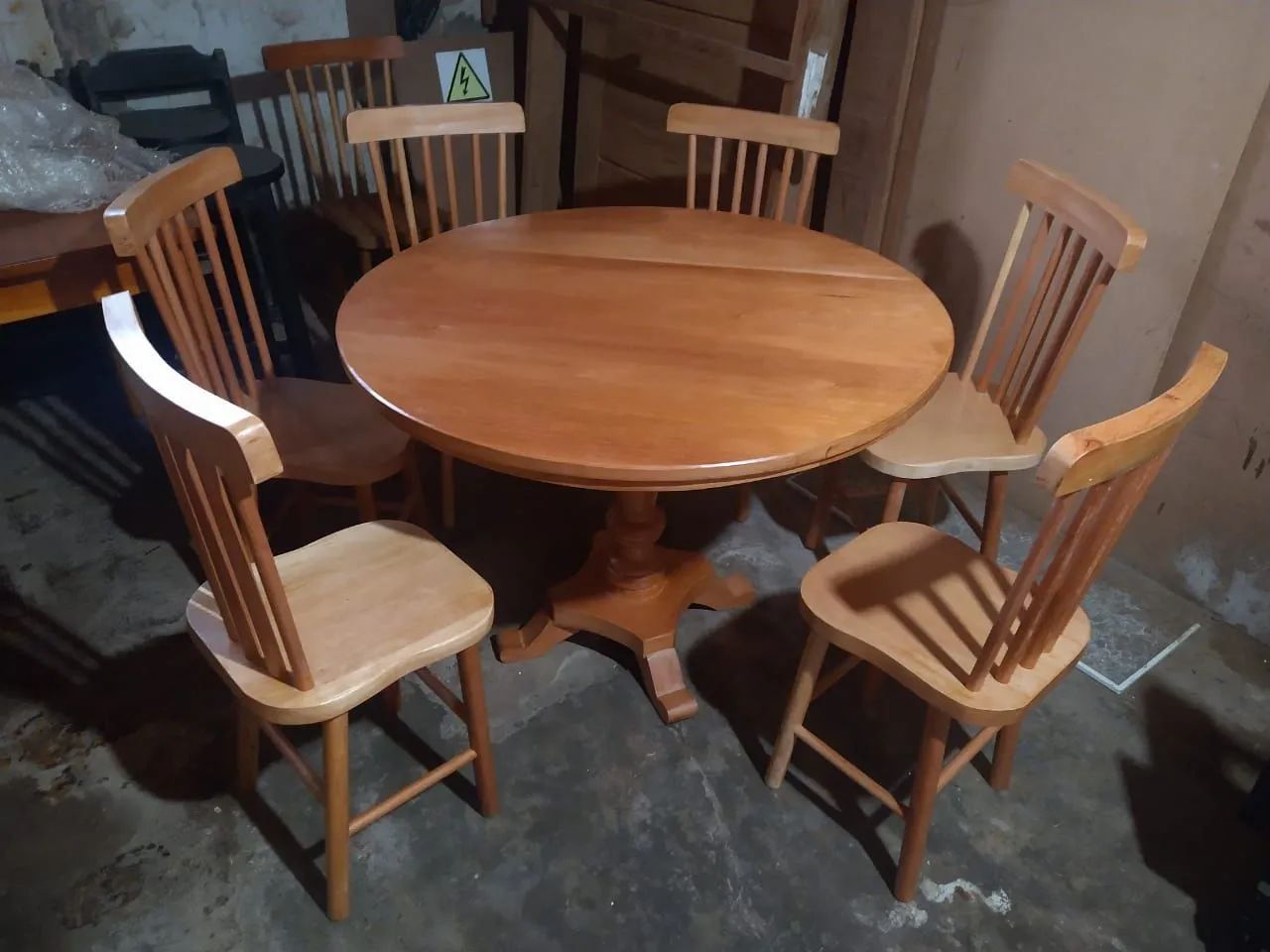 Mesa de jantar com base torneada + 6 cadeiras de madeira maciça - Foto 3