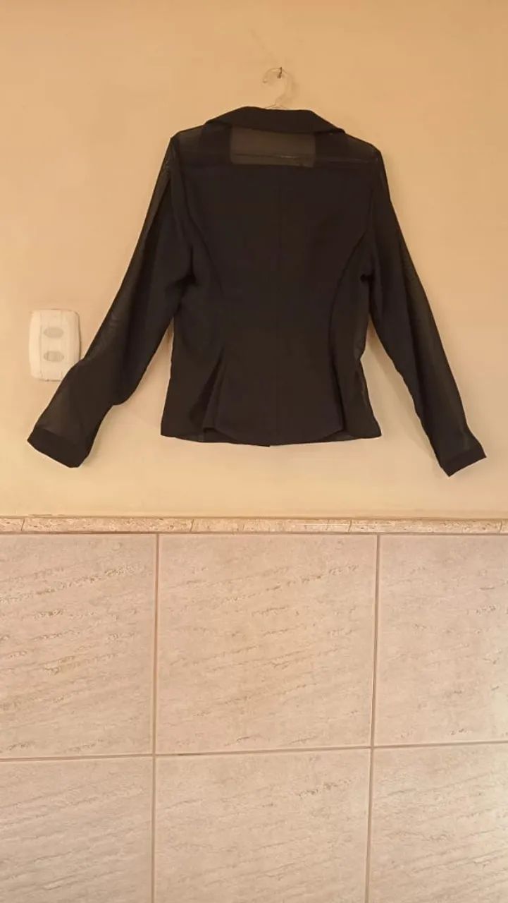 Blazer Preto com Mangas em Tule. - Foto 2