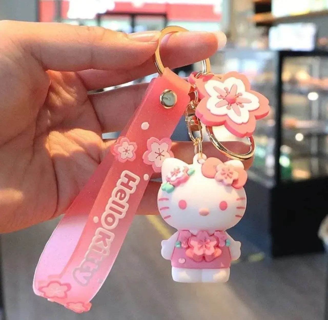 Chaveiro Hello Kitty Sakura, 3d, 5cm X 3,5cm, Com Alça Rosa Com Detalhes Brancos - Foto 2