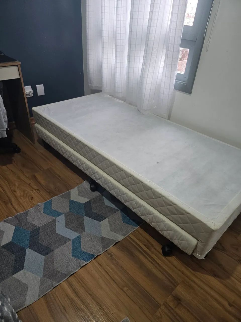 Box solteiro com cama auxiliar