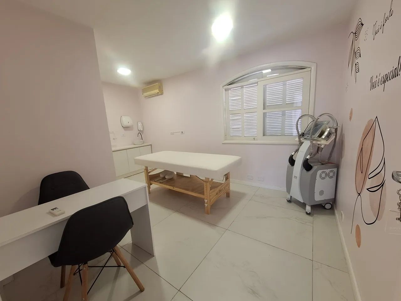 Sala Equipada com Maca e Cadeiras para Locação no Centro Clínico Lenuve | R$ 1.200 com tud - Foto 2