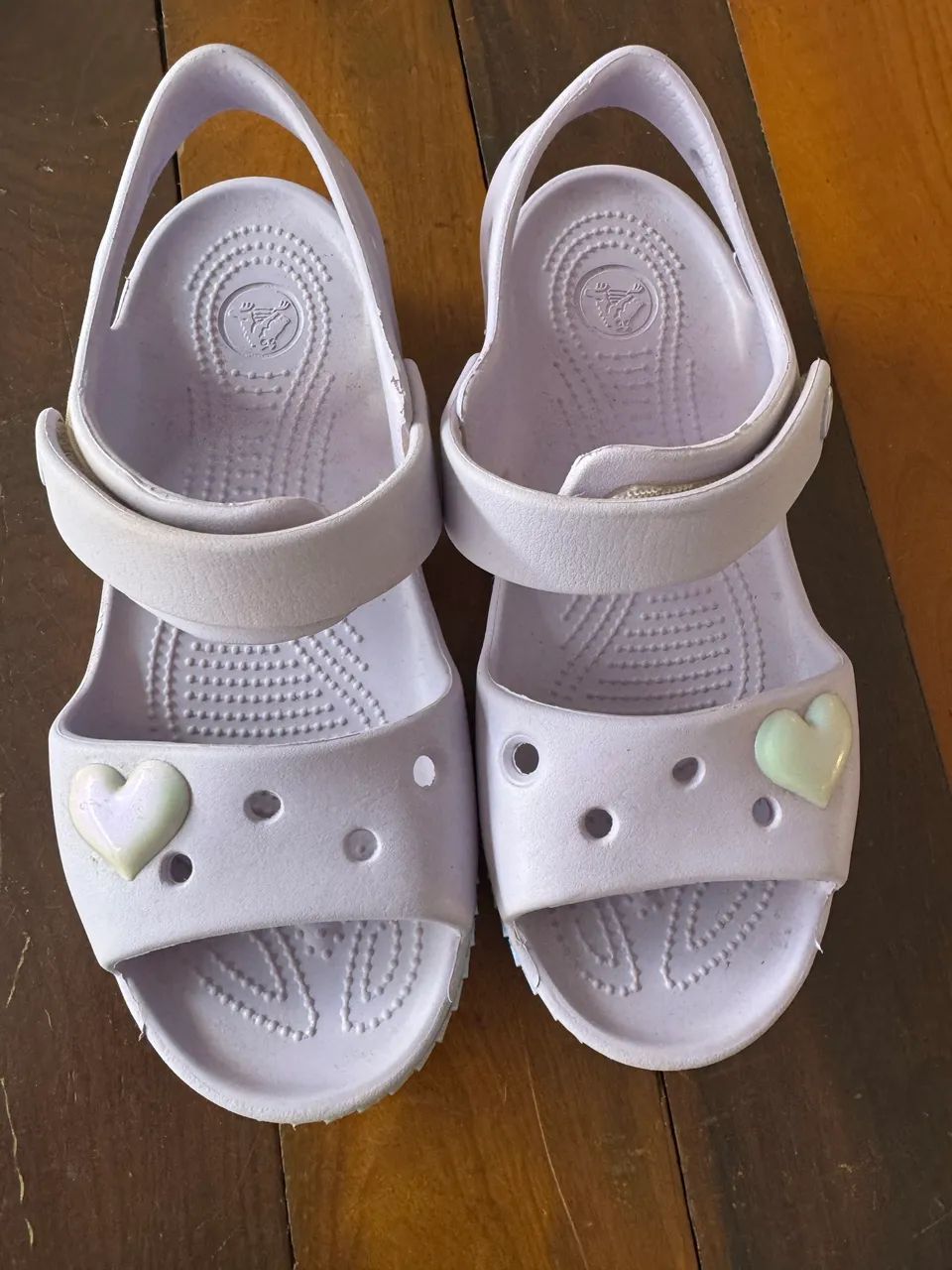 Sandália Crocs com detalhe de coração  - Foto 5