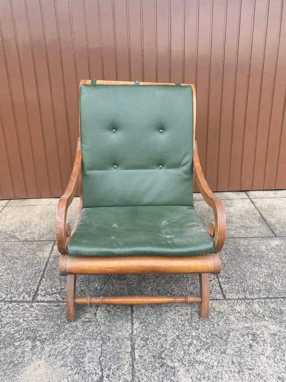 Poltrona Vintage em Madeira Nobre e Couro Capitonê