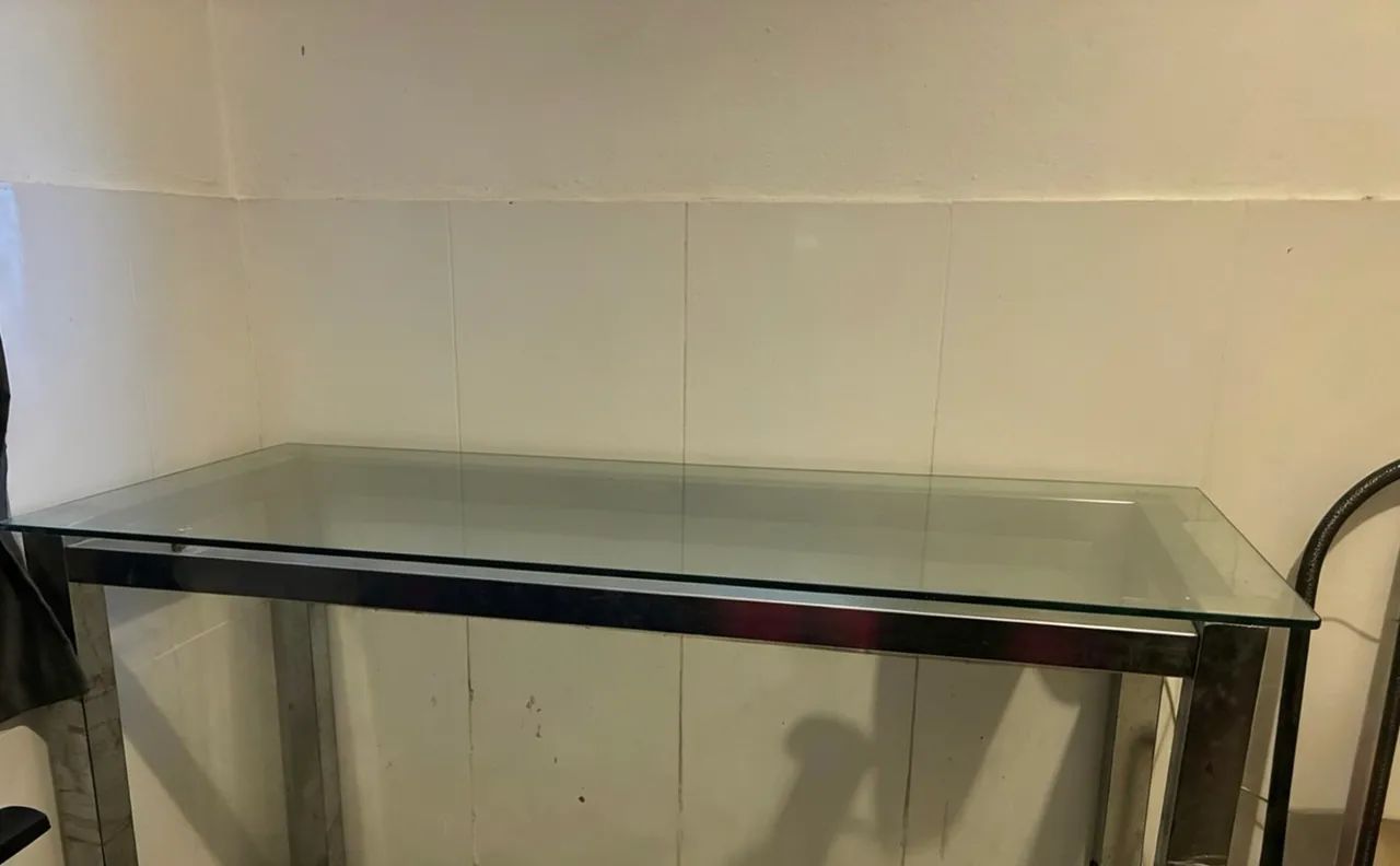 Mesa de vidro com corpo inox