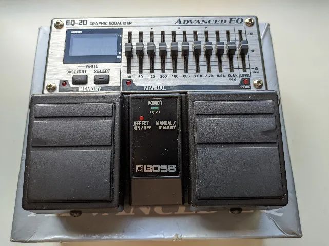 Pedal Boss Eq-20 Advanced Equalizer na caixa