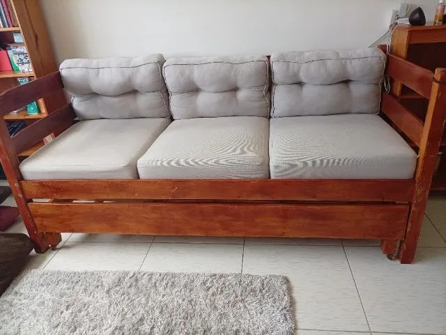 Sofá cama em madeira. - Foto 3