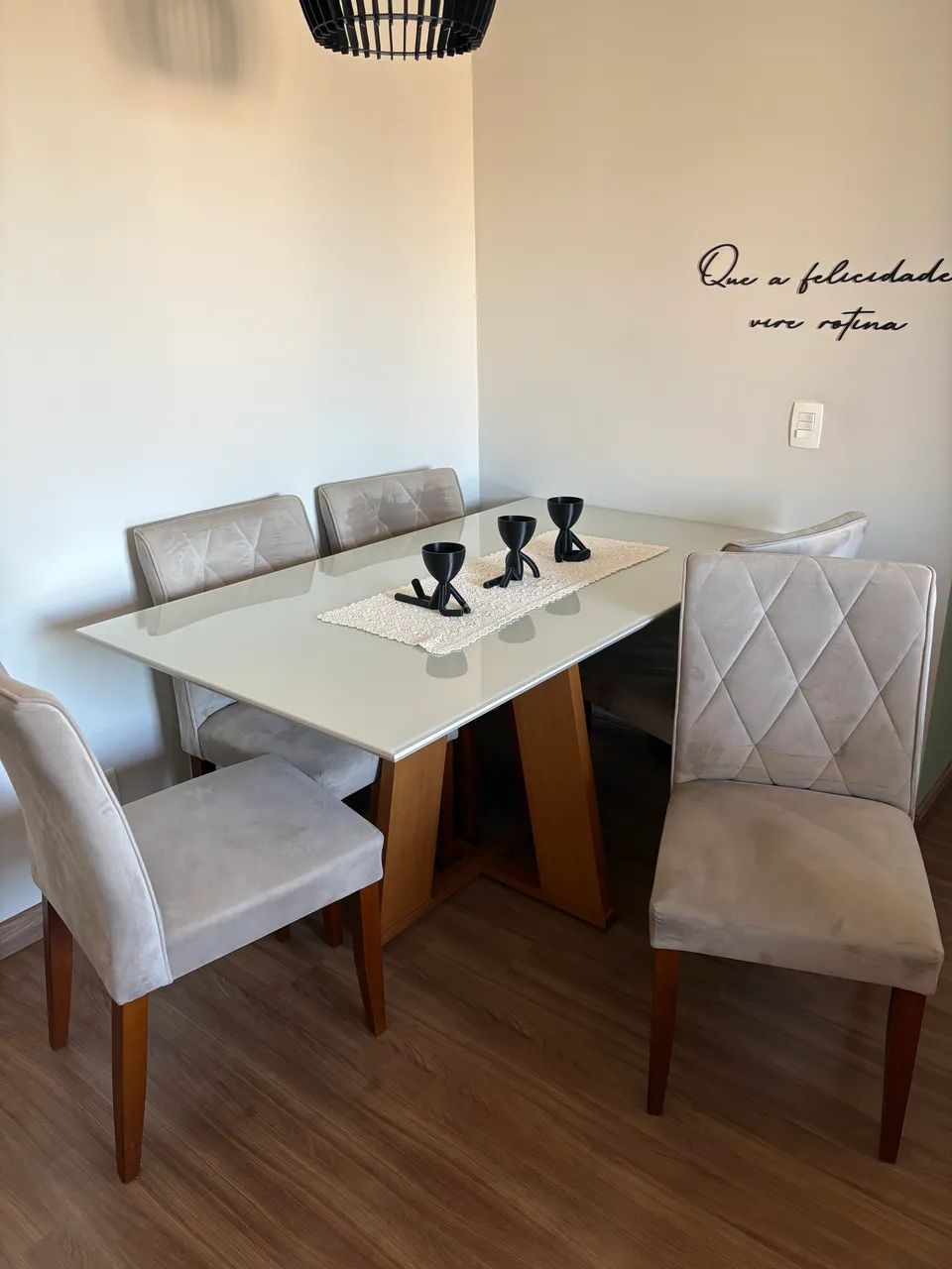Cadeiras e mesa de jantar com tampo de vidro e pés de madeira  - Foto 4