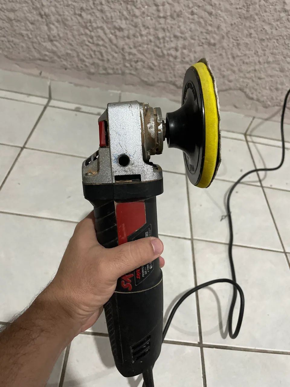 Esmerilhadeira angular retratada - Foto 2