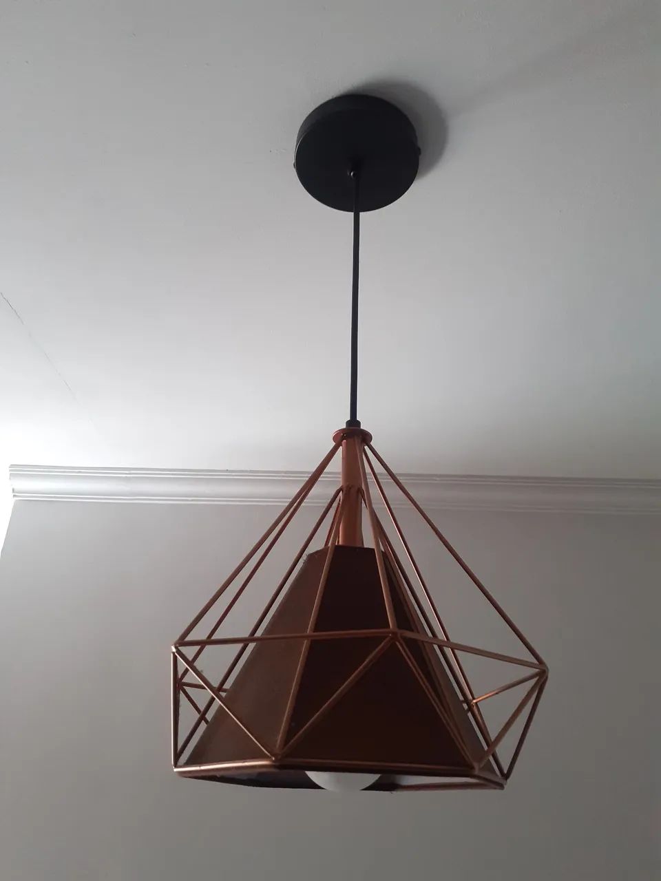 Pendente piramidal cor cobre / café 