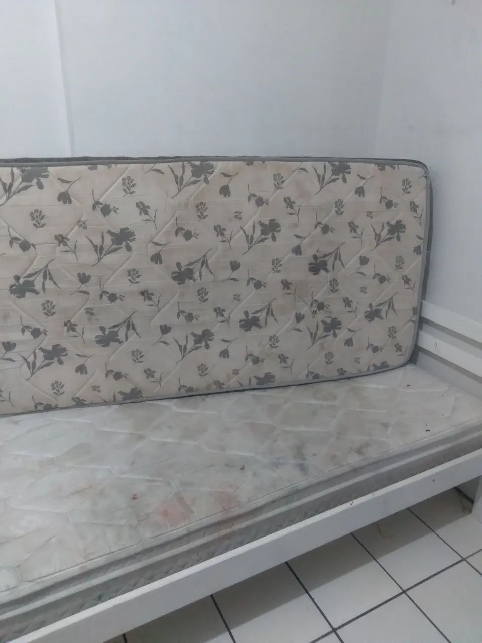 CAMA DE SOLTEIRO COM 2 COLCHÕES MADEIRA MACIÇA  - Foto 2