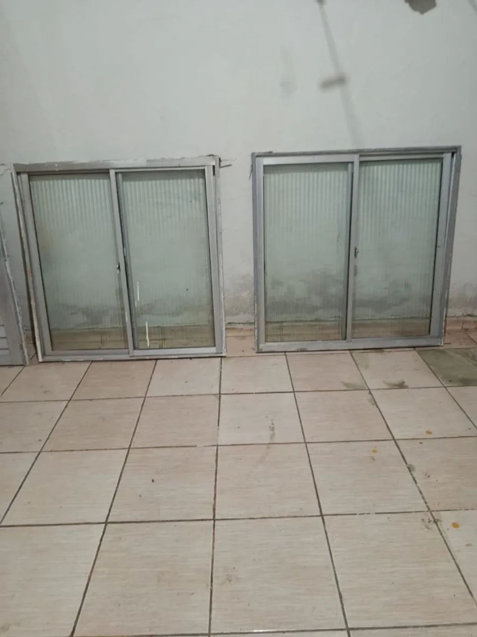 Vendo 3 portas de madeiras 2,10 × 0.80 duas janelas 1 × 1 de alumínio com os vidros 