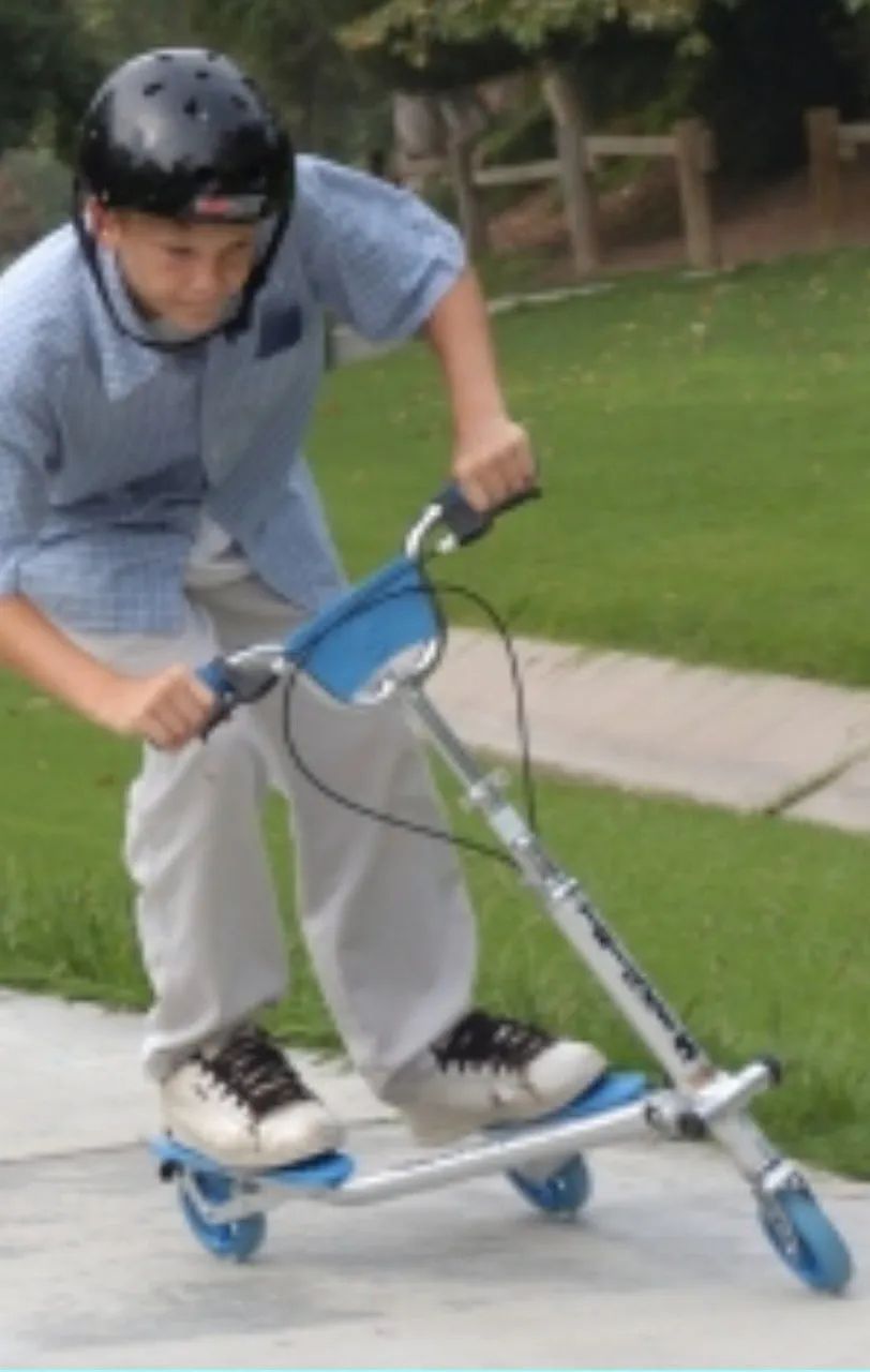 PATINETE COM FREIO FRENTE E ATRÁS ELE AUMENTA E DIMINUE TAMANHO  - Foto 3