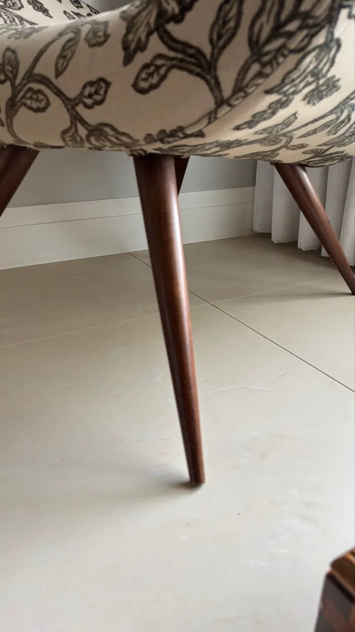 Poltrona Retrô com Pés de Madeira  - Foto 3
