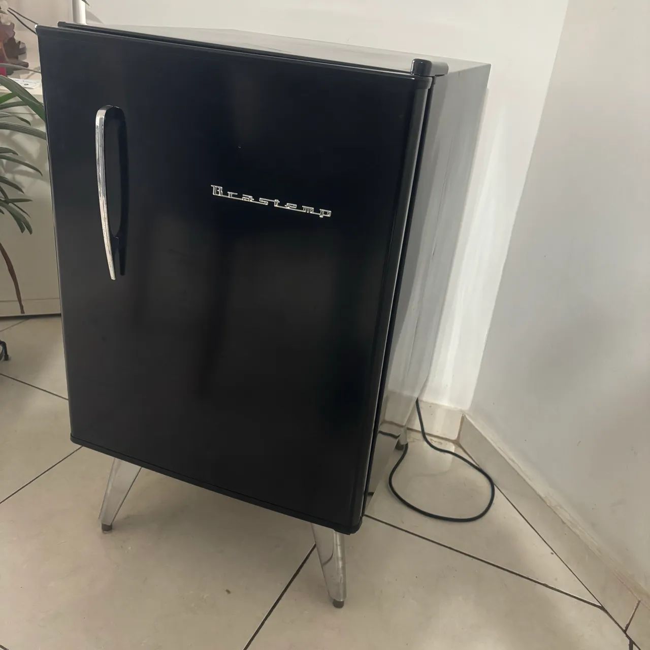 FRIGOBAR RETRÔ PRETO BRASTEMP