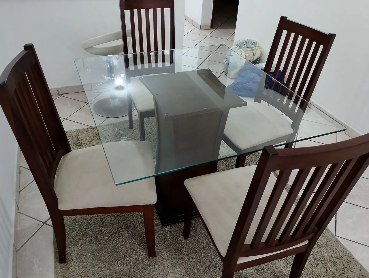 Mesa de vidro c/ 4 cadeiras - Foto 2